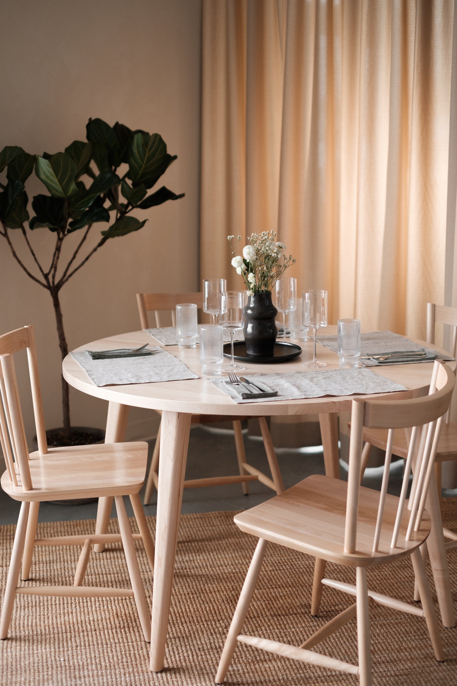 Round Oslo table + chairs