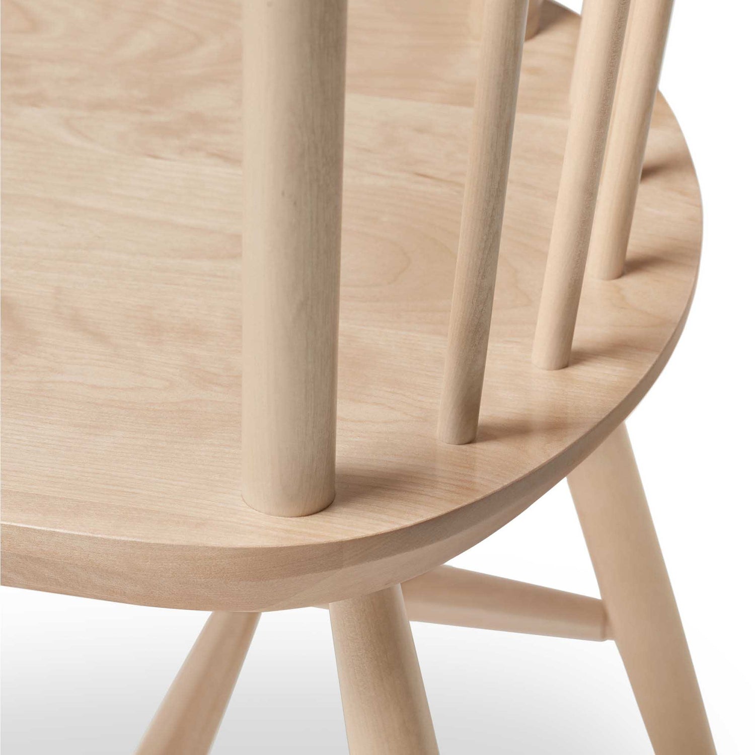 Chaise en bois pâle fait au Québec